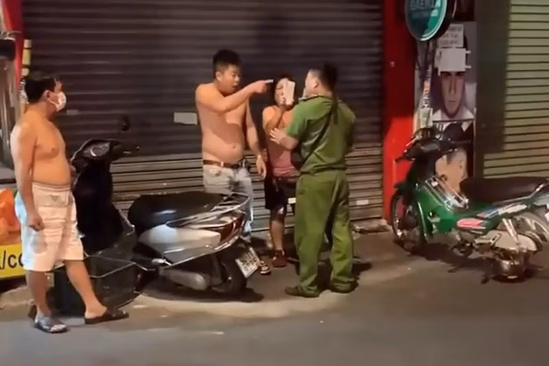 Hình ảnh cho thấy, người đàn ông đánh công an, còn người phụ nữ thì đứng quay phim. Ảnh chụp từ clip