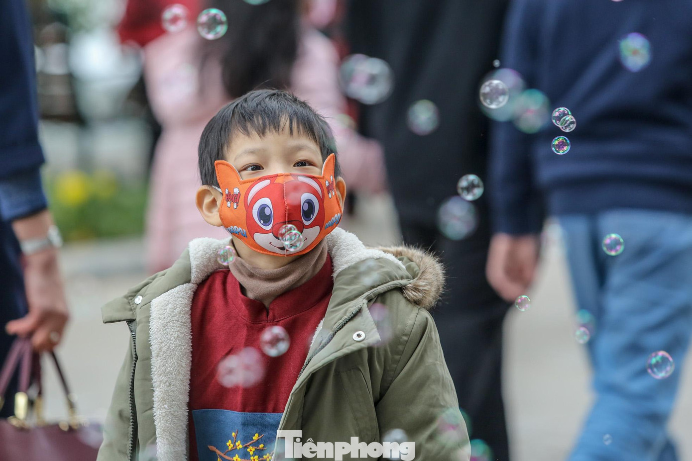 Hầu hết mọi người lên hồ đều có ý thức đeo khẩu trang phòng chống dịch COVID-19.