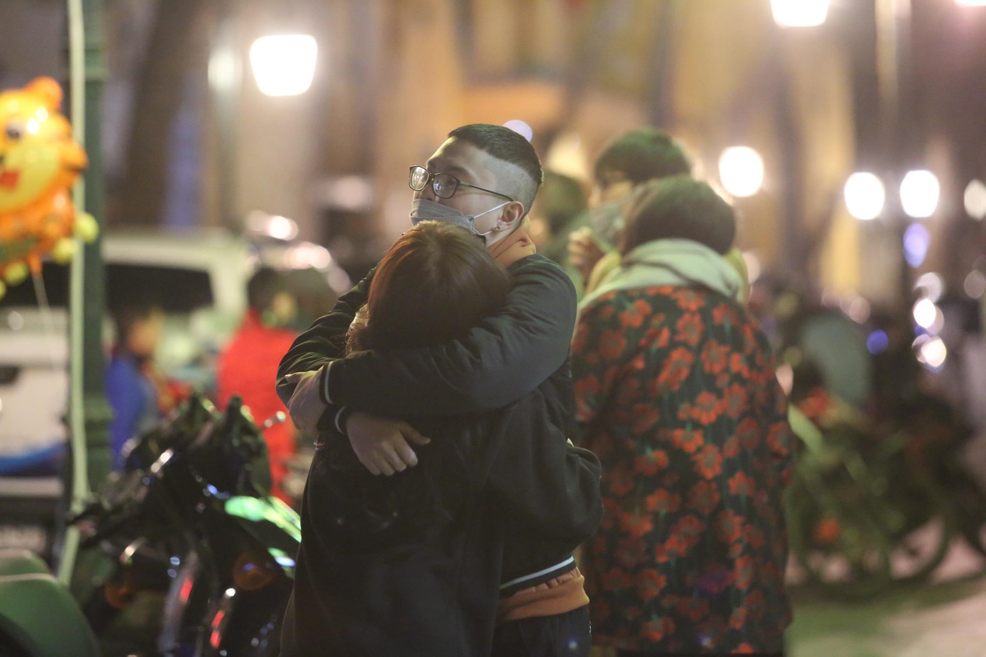 Dành cho nhau cái ôm thật chặt trong khoảnh khắc của năm mới. Dành cho nhau cái ôm thật chặt trong khoảnh khắc của năm mới.