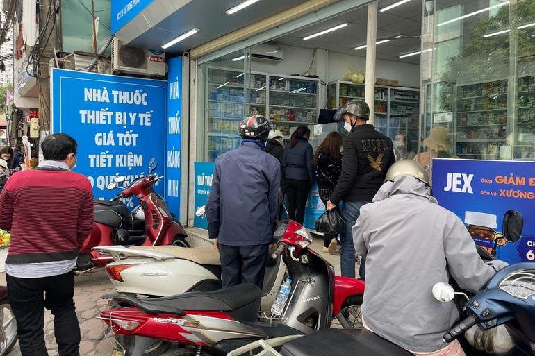 Các hiệu thuốc trên phố Vũ Trọng Phụng luôn đông khách.