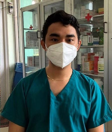 Bác sĩ giả Nguyễn Quốc Khiêm tại khu cách ly trường Cao đẳng Điện lực TP.HCM.