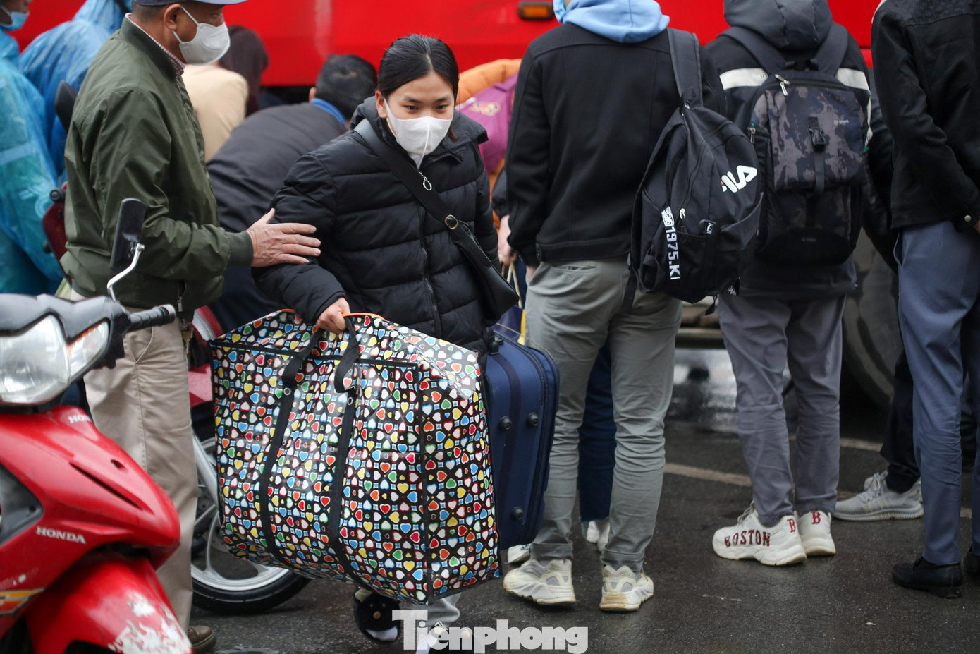 Người dân lỉnh kỉnh vác đồ trở về Hà Nội.