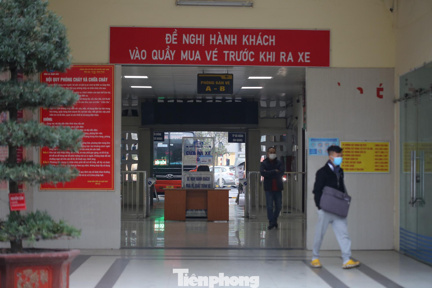 Khu vực lối đi thưa thớt người về Thủ đô.