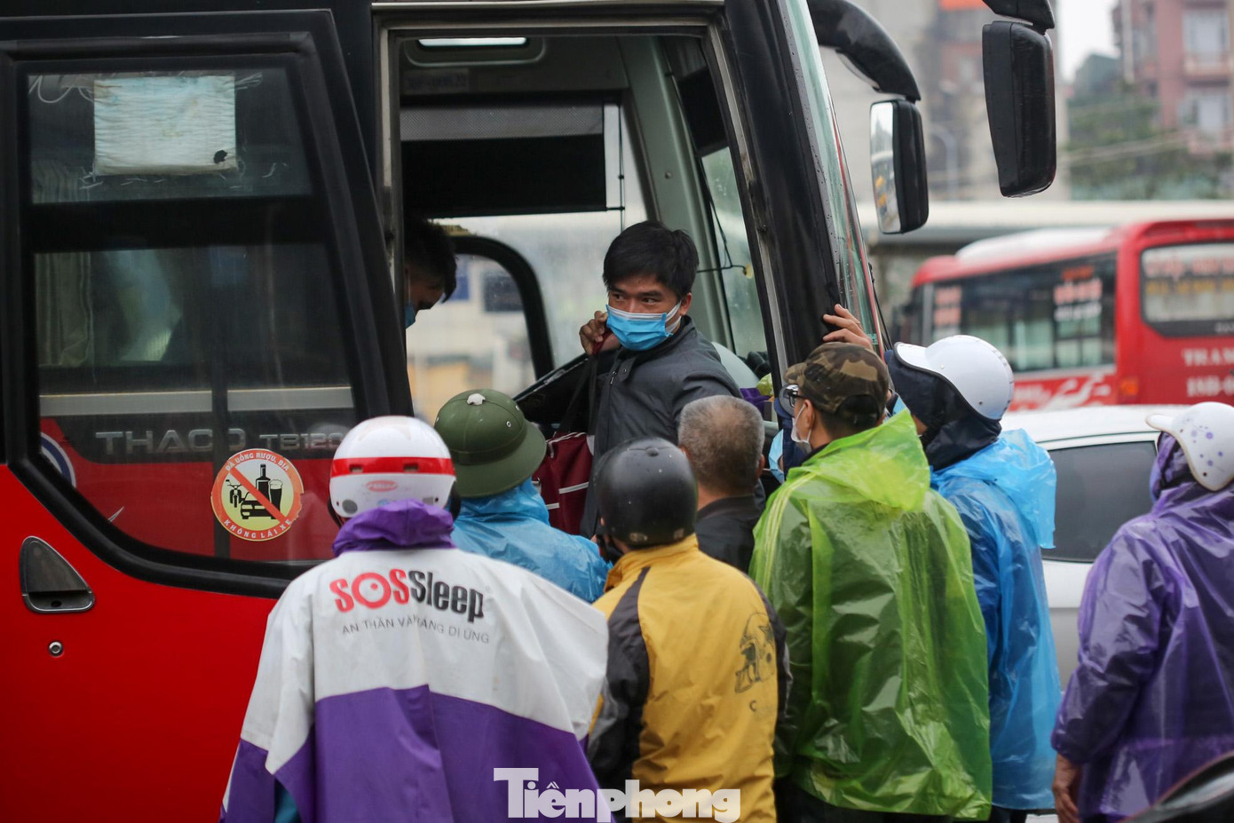 "Xe chạy từ Ninh Bình về đây chỉ chở hơn 10 khách, còn lại toàn hàng hóa", anh Hùng lái xe chia sẻ.