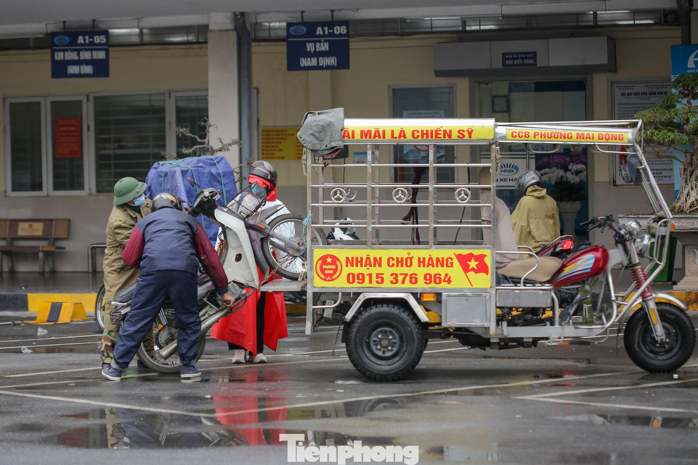 Lác đác vài xe chở hàng hoạt động trong bến.