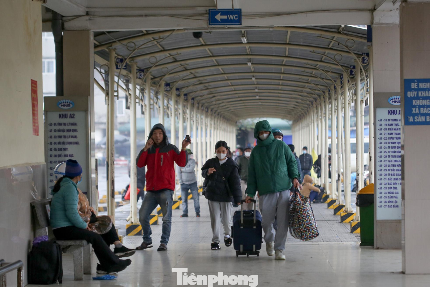 Lối đi trong bến thấp thoáng một vài người về Thủ đô.