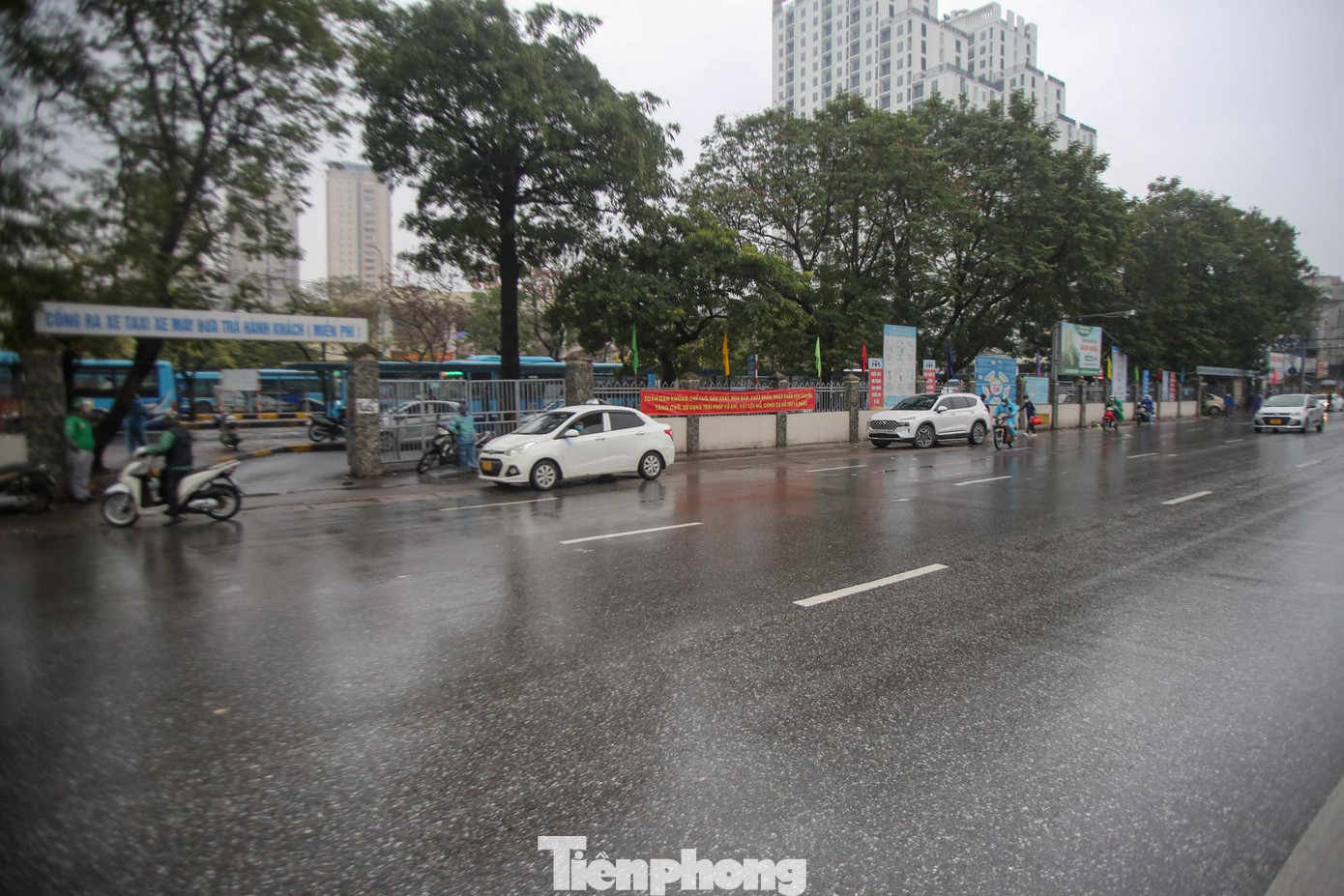 Trước cổng bến xe Giáp Bát không còn cảnh tấp nập người đứng chờ, xe ôm, taxi xếp hàng dài ngay dưới lòng đường trong ngày này.