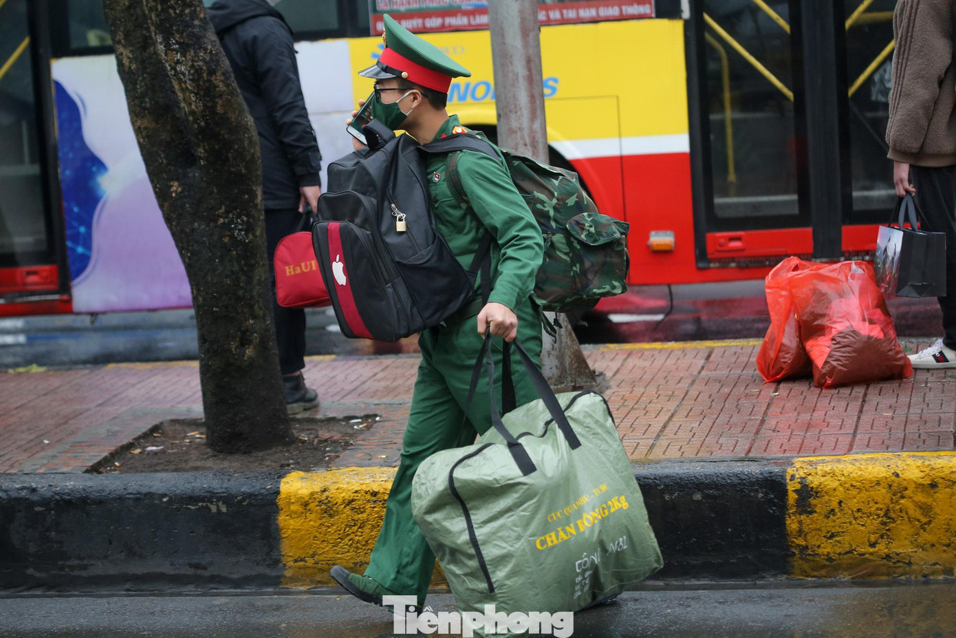 Tay xách nách mang nhiều đồ trở về Thủ đô.