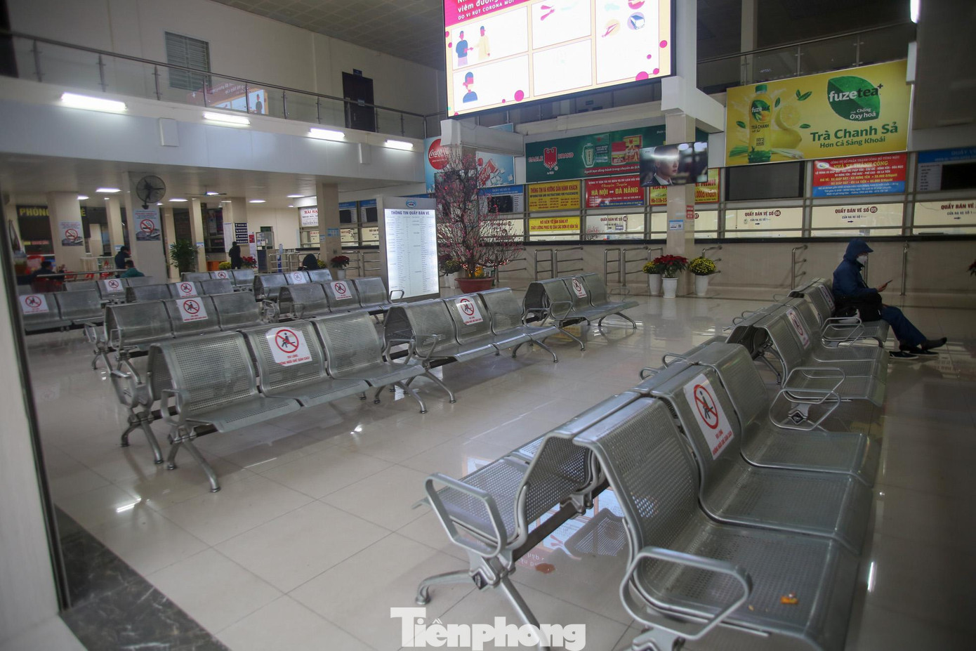 Khu vực ghế chờ tại sảnh vắng bóng người.