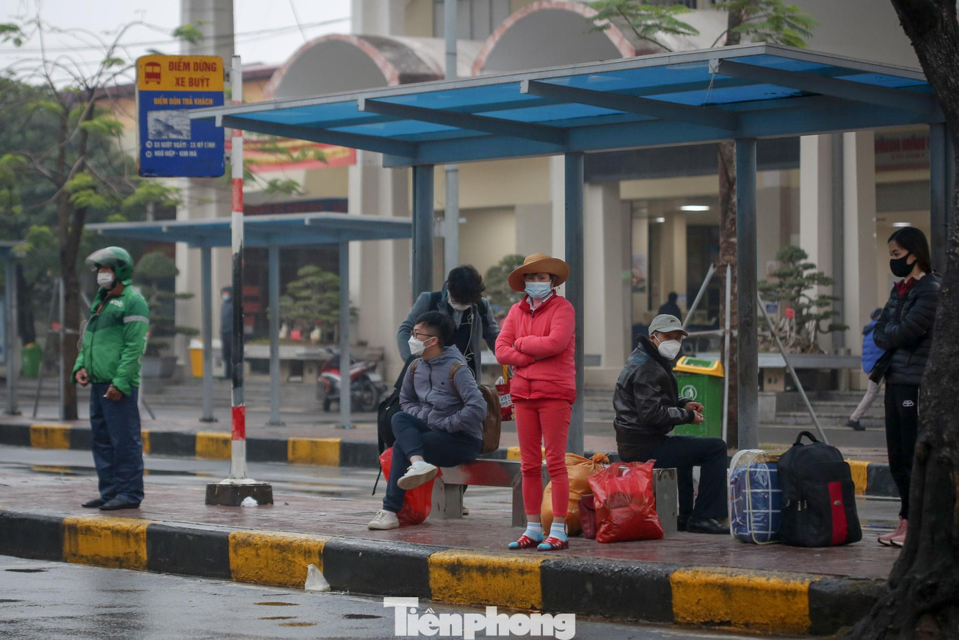 Một số người chờ xe buýt sau khi xuống ô tô khách trở về Thủ đô.