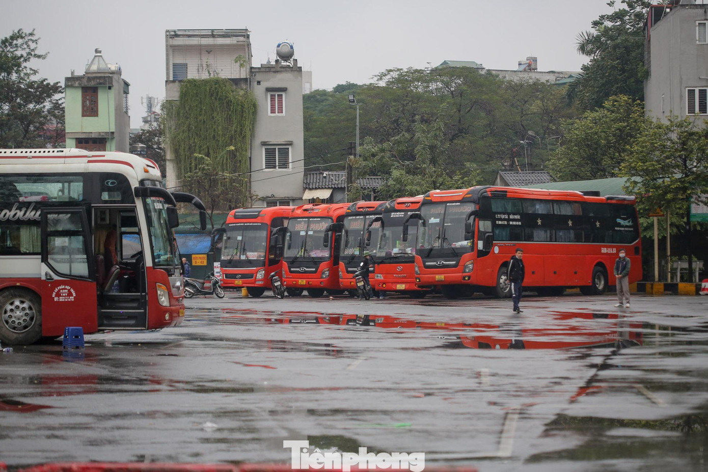 Một số xe khách vẫn "ngủ đông" trong bến.