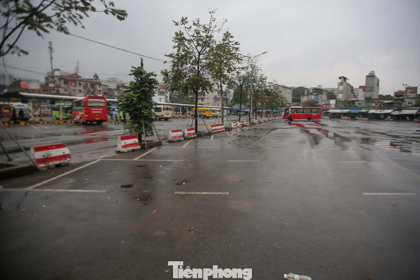 Theo ghi nhận của PV, bến xe Giáp Bát (Hà Nội) vẫn vắng vẻ, thưa thớt người về Thủ đô trong ngày cuối cùng của kỳ nghỉ Tết Nhâm Dần 2022 năm nay.