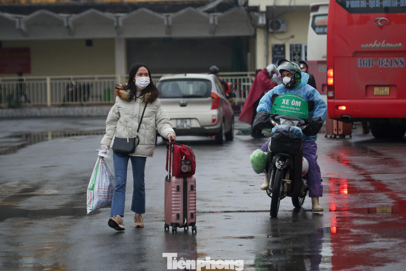Xe ôm theo sau "chào mời" khách vừa xuống bến.