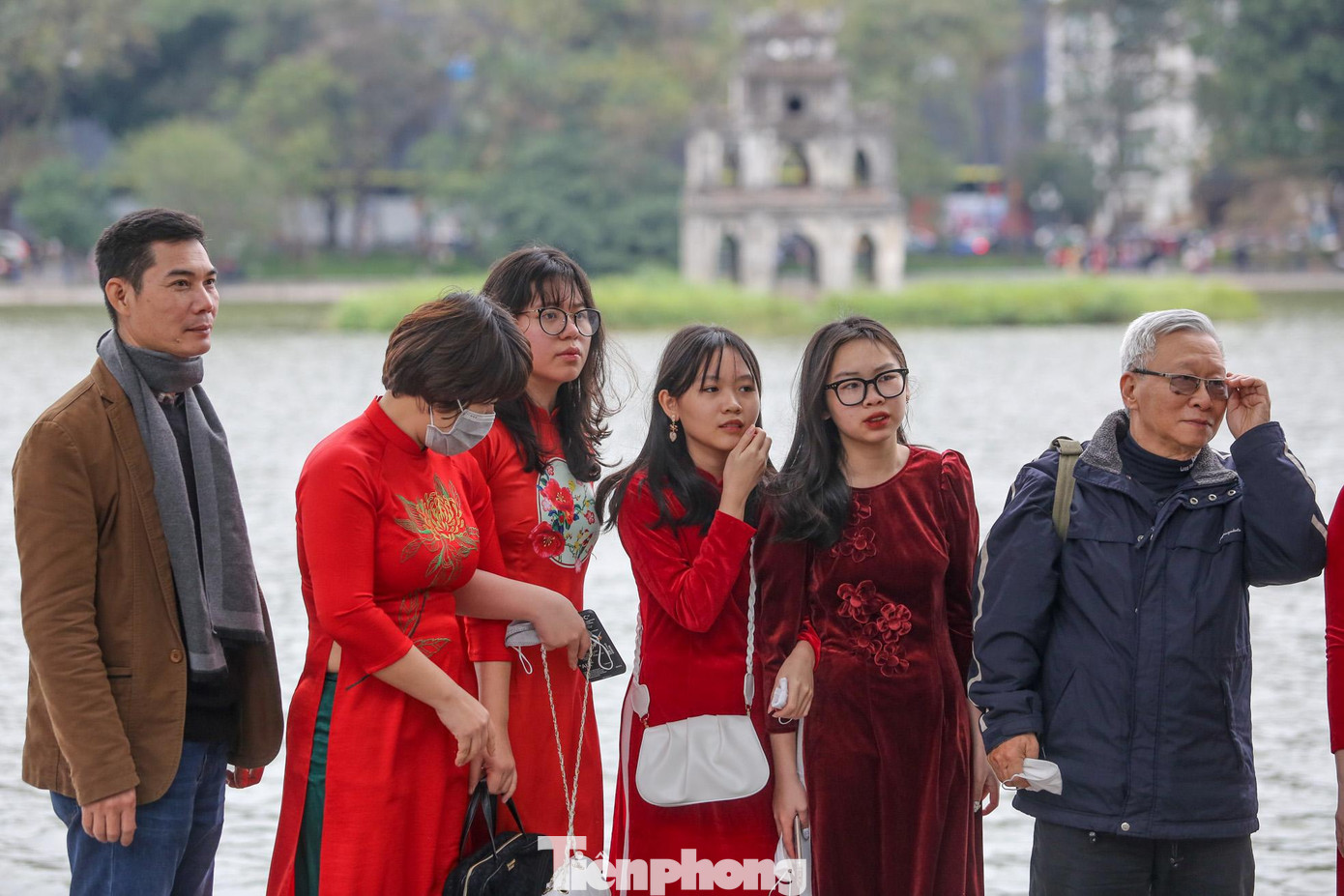 Một số người tháo khẩu trang ra chụp ảnh.