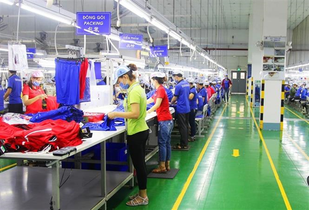 Hoạt động sản xuất đầu năm 2022 tại Công ty TNHH Apparel Far Eastern (Việt Nam) đóng tại Khu công nghiệp Việt Nam-Singapore, thành phố Thuận An (Bình Dương). (Ảnh: TTXVN)