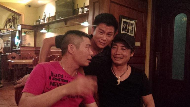 Diễn viên Trọng Nguyên (ngoài cùng bên phải) trong một bức hình kỉ niệm cùng NSND Công Lý (Ảnh: FBNV).