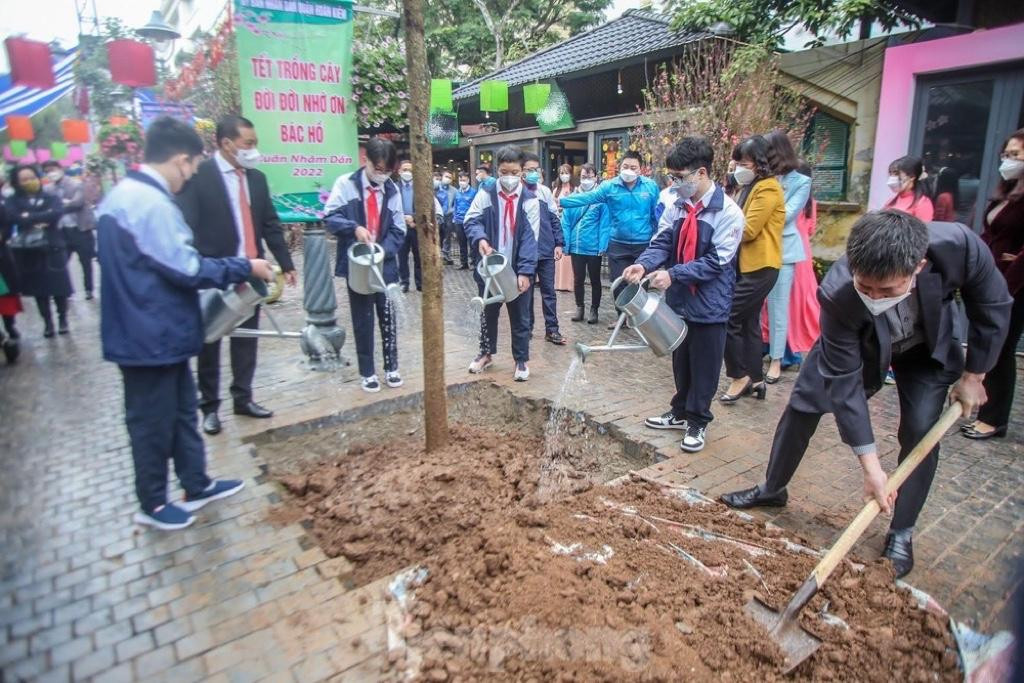 “Mong rằng mỗi cán bộ và người dân quận Hoàn Kiếm bằng các hoạt động thiết thực bảo vệ môi trường sống của chúng ta xứng đáng là quận trung tâm của Thủ đô ngàn năm văn hiến”, Chủ tịch UBND quận Hoàn Kiếm Phạm Tuấn Long chia sẻ. Ảnh: Duy Phạm “Mong rằng mỗi cán bộ và người dân quận Hoàn Kiếm bằng các hoạt động thiết thực bảo vệ môi trường sống của chúng ta xứng đáng là quận trung tâm của Thủ đô ngàn năm văn hiến”, Chủ tịch UBND quận Hoàn Kiếm Phạm Tuấn Long chia sẻ. Ảnh: Duy Phạm