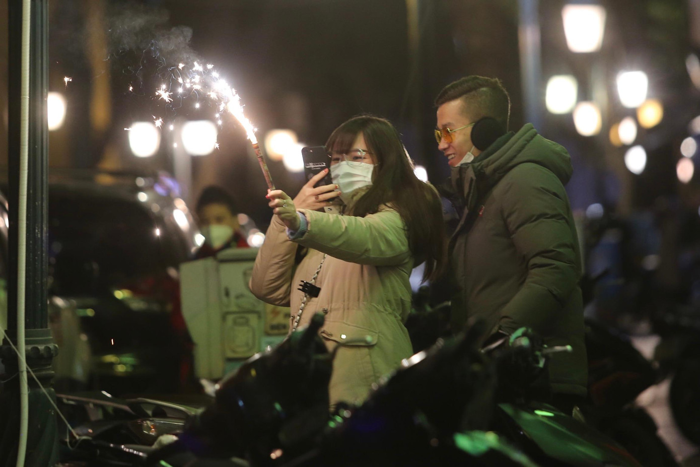 Đôi bạn trẻ ghi lại khoảnh khắc với pháo bông. Đôi bạn trẻ ghi lại khoảnh khắc với pháo bông.