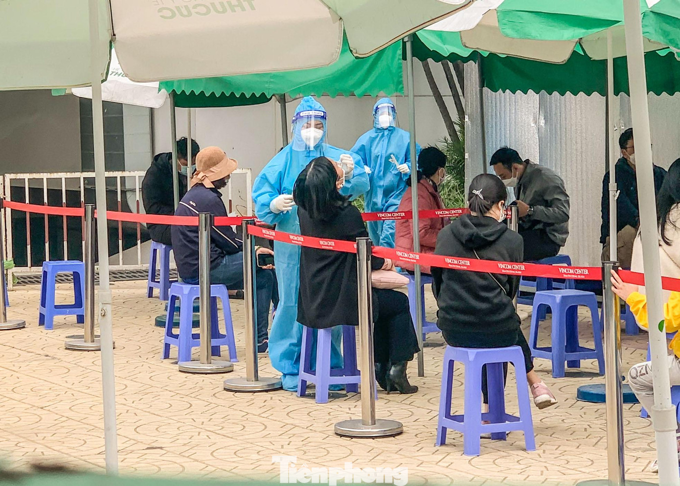 Nhân viên y tế thực hiện xét nghiệm COVID-19 nhanh ngay tại sân phòng khám. Nhân viên y tế thực hiện xét nghiệm COVID-19 nhanh ngay tại sân phòng khám.