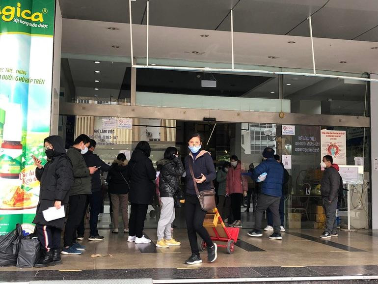 Khu vực chợ thuốc lớn nhất miền Bắc Hapulico sáng 23/2, rất đông người tới nhưng không được vào.