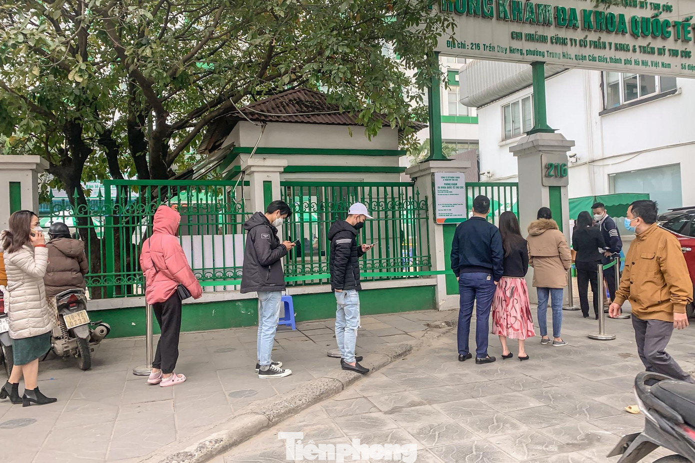 Tương tự tại một phòng khám trên đường Trần Duy Hưng (quận Cầu Giấy), số người đến xét nghiệm COVID-19 tại đây đông đúc từ sáng đến chiều muộn, để đến lượt vào trong phải xếp hàng từ vỉa hè ngoài cổng. Tương tự tại một phòng khám trên đường Trần Duy Hưng (quận Cầu Giấy), số người đến xét nghiệm COVID-19 tại đây đông đúc từ sáng đến chiều muộn, để đến lượt vào trong phải xếp hàng từ vỉa hè ngoài cổng.