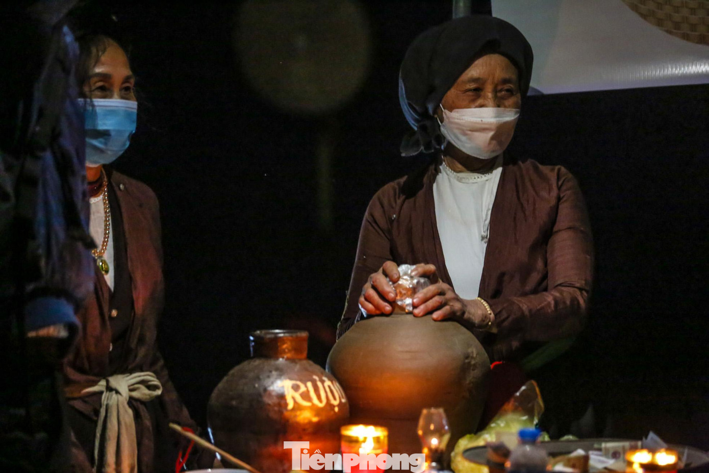 Đặc biệt tại phiên chợ này, người mua, kẻ bán không mặc cả, không đếm tiền.