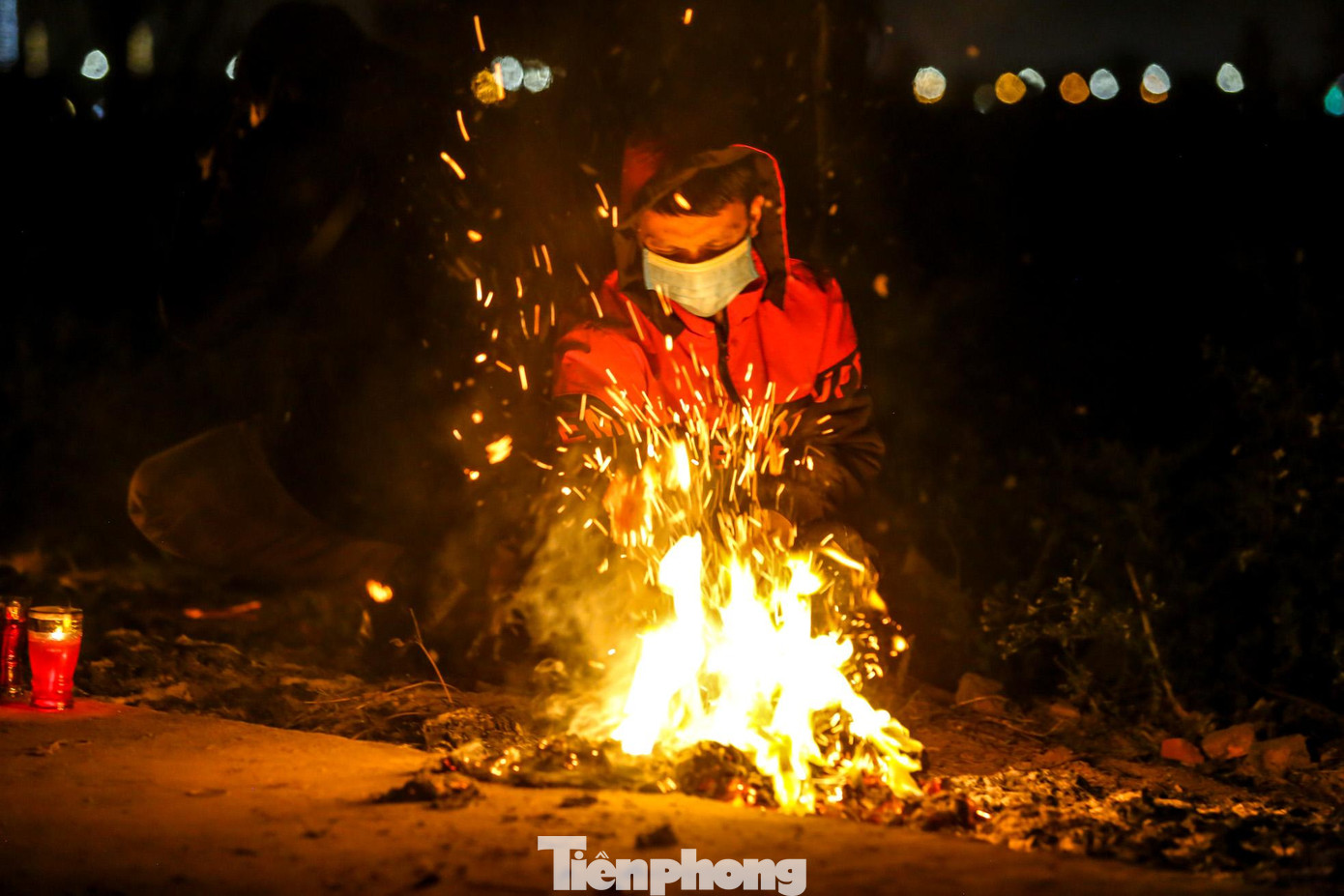 Địa điểm diễn ra phiên chợ này là một bãi đất trống tại gốc cây đa cổ thụ bên rìa làng Ó, cạnh bãi tha ma của làng.