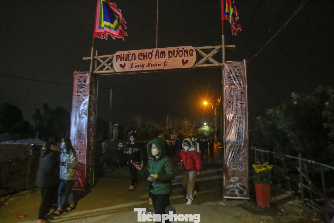 Theo tài liệu còn lưu giữ lại, chợ Âm - Dương có từ năm Nhâm Dần 43 sau Công nguyên. Chợ họp ở địa phận làng Ó (nay là khu phố Xuân Ổ A, phường Võ Cường, TP Bắc Ninh). Tương truyền, ngày xưa đó là bãi chiến trận và đã có rất nhiều người chết trong các cuộc giao tranh.