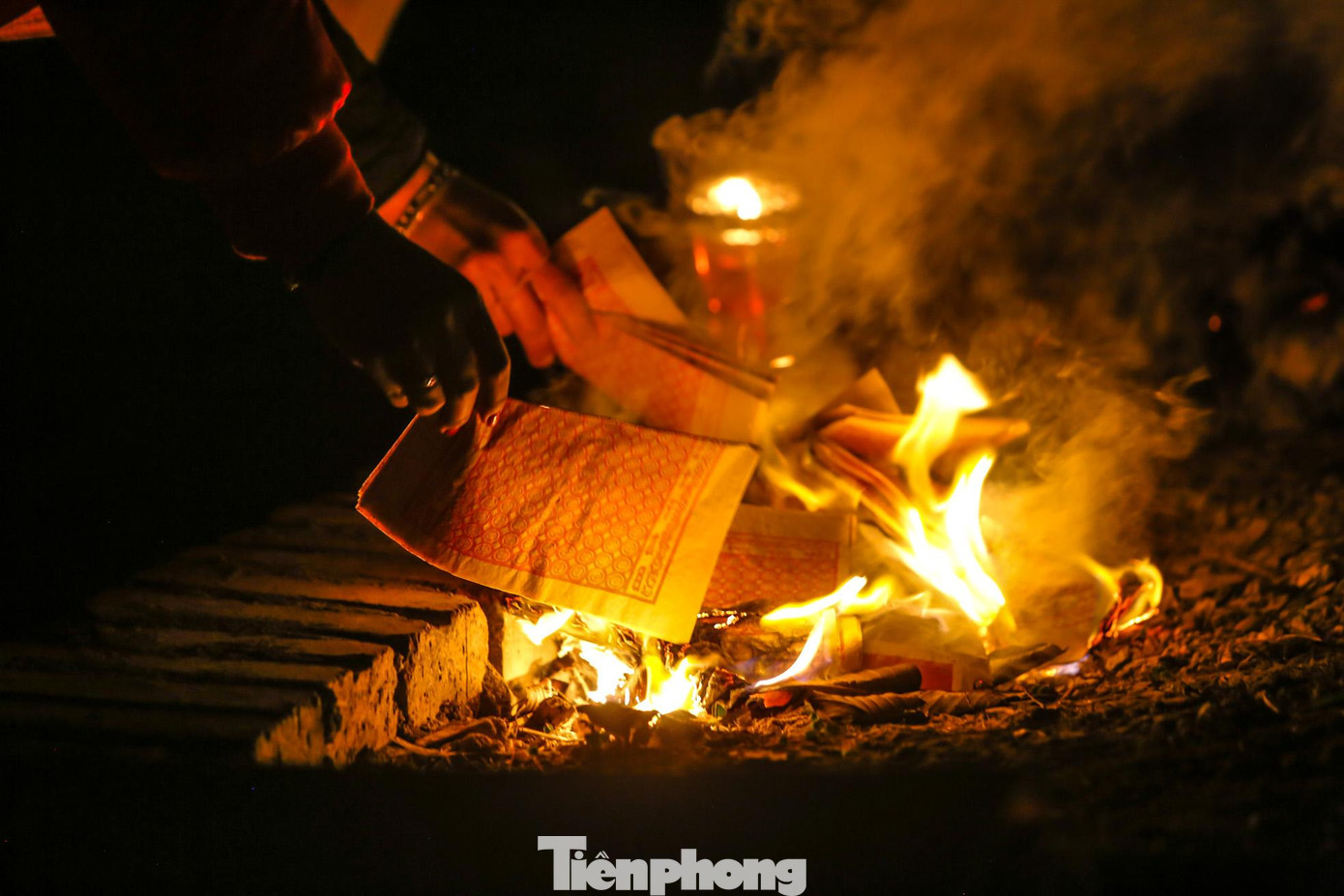 Người tham gia phiên chợ hóa đồ vàng mã gửi cho người cõi âm.