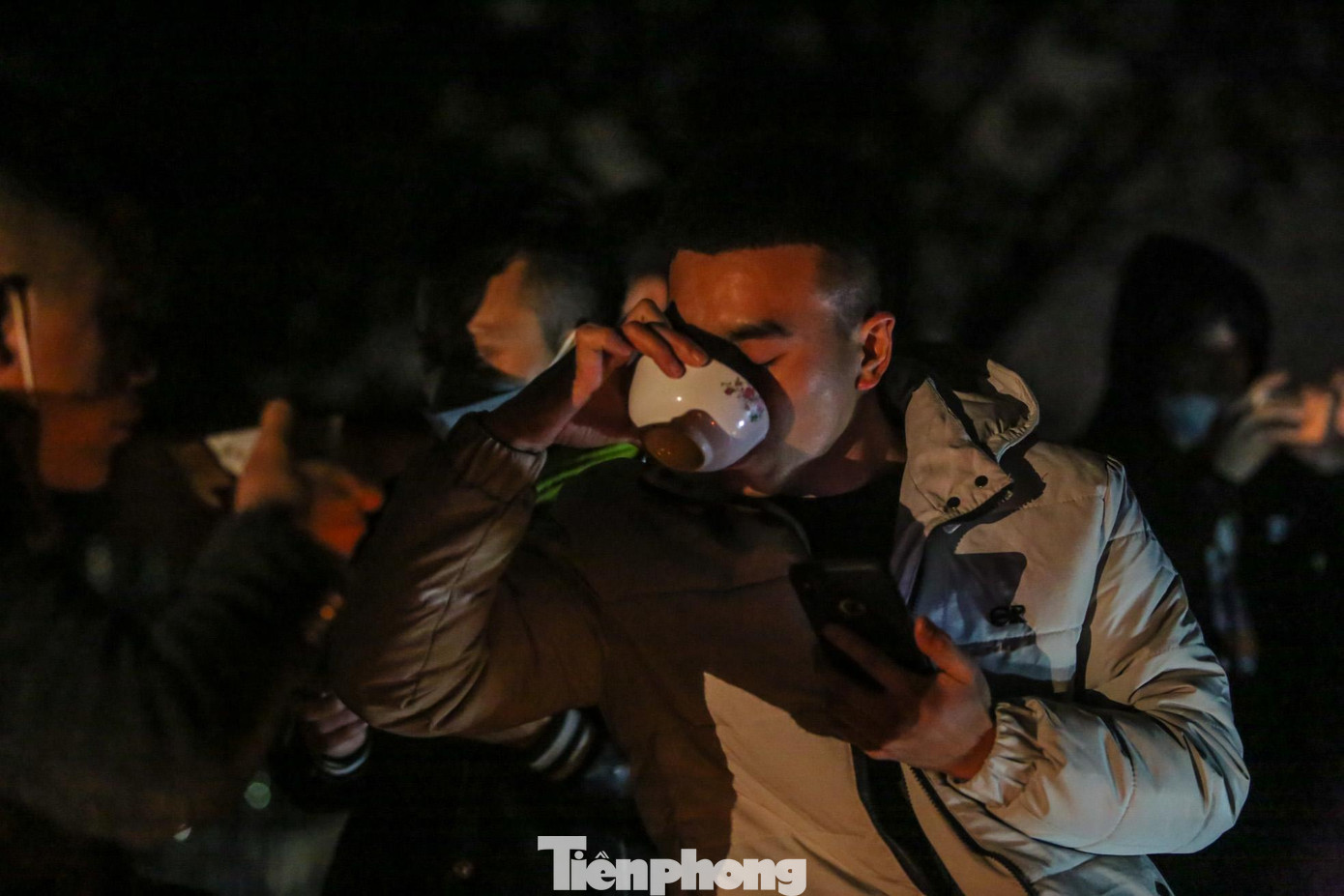 Người tham gia phiên chợ uống rượu tại gian hàng.