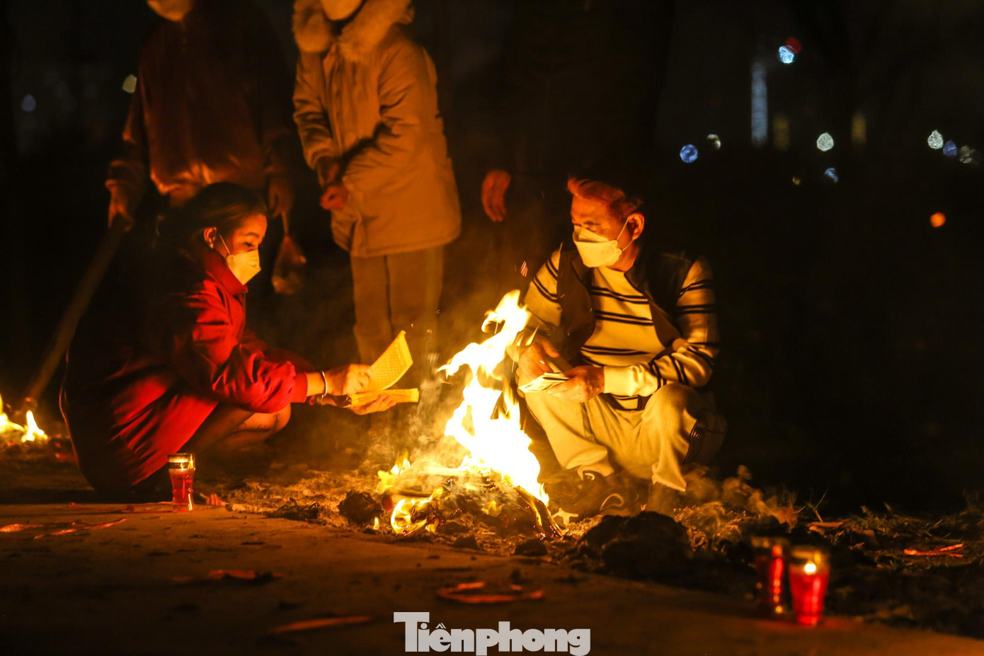Chợ không có lều quán, không hàng lối.