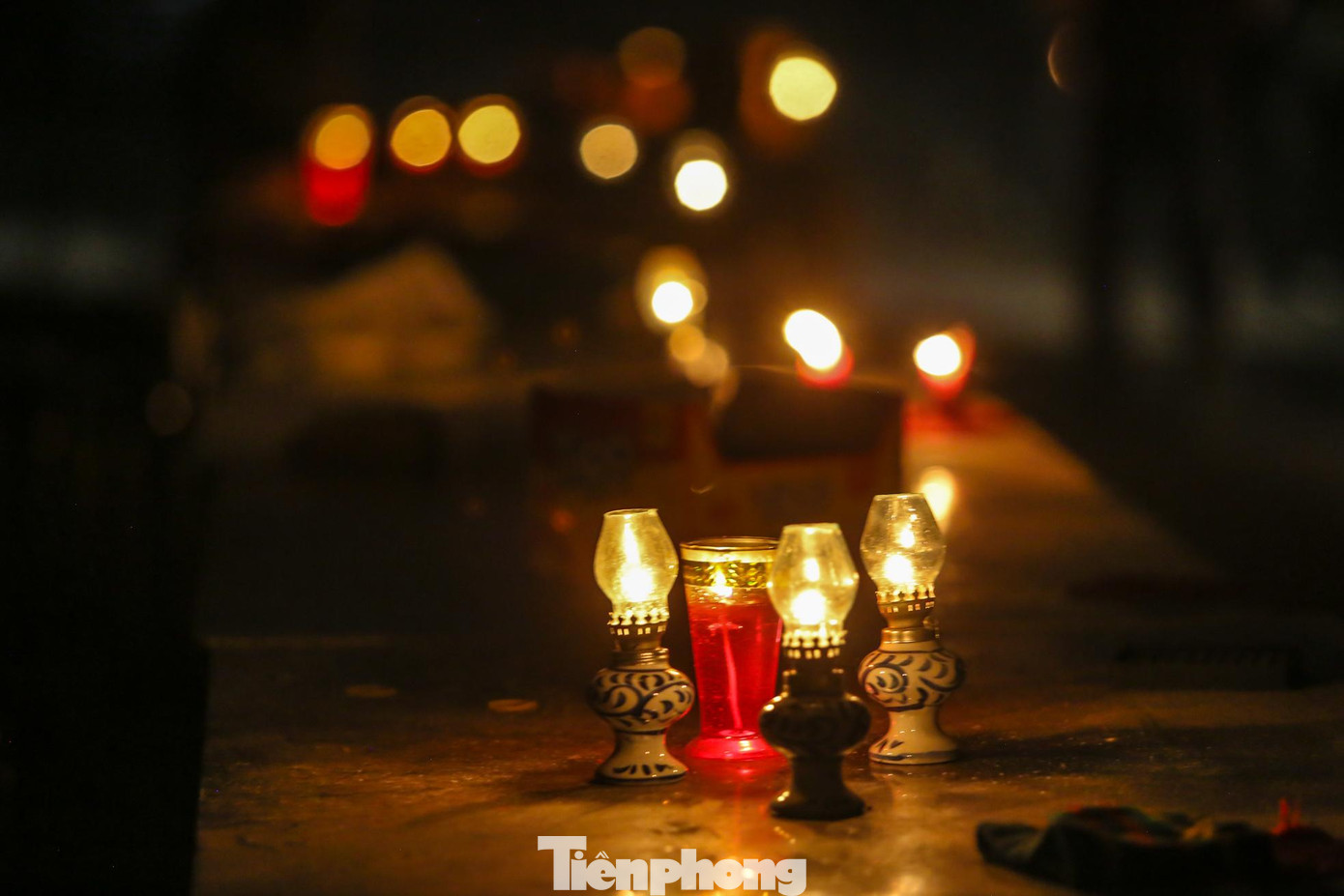 Những ngọn đèn dầu được thắp thay ánh đèn điện.