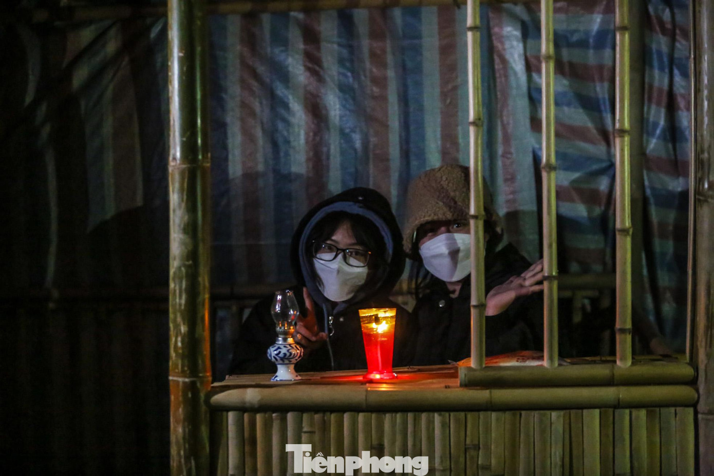 Nhiều bạn trẻ lưu lại khoảnh khắc tại phiên chợ đặc biệt này.