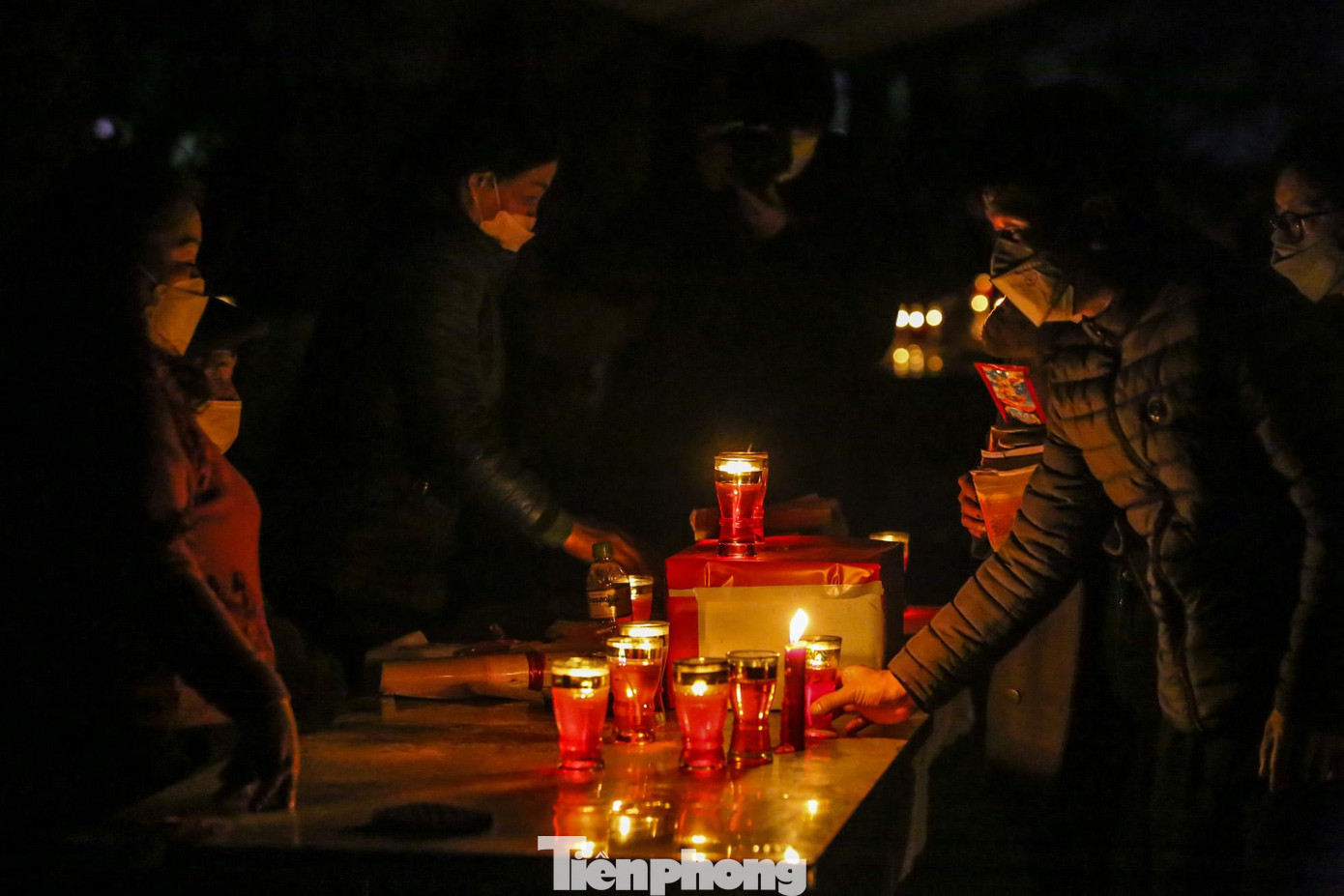 Là chợ đặc biệt nên chợ Âm - Dương chỉ họp duy nhất mỗi năm một lần vào đêm mùng 4 rạng mùng 5 tháng Giêng âm lịch hàng năm. Đây là một hình thức sinh hoạt văn hóa mang đậm màu sắc tín ngưỡng dân gian rất đặc trưng của vùng Kinh Bắc.