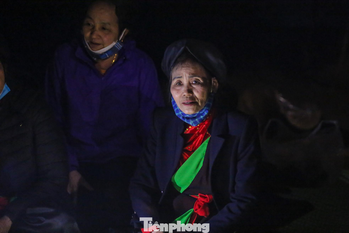 Những người đi chợ mời nhau uống nước, ăn trầu và hát quan họ Bắc Ninh.