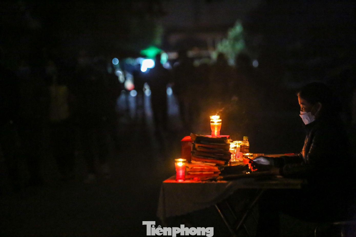 Mặt hàng được mua bán nhiều nhất trong chợ là những chú gà đen và các đồ vật tế lễ.