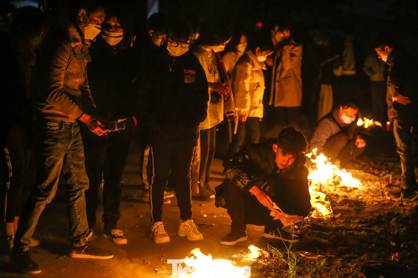 Nhiều người dân đến phiên chợ mua đồ lễ, tiếp đó hóa vàng tại hai bên đường.
