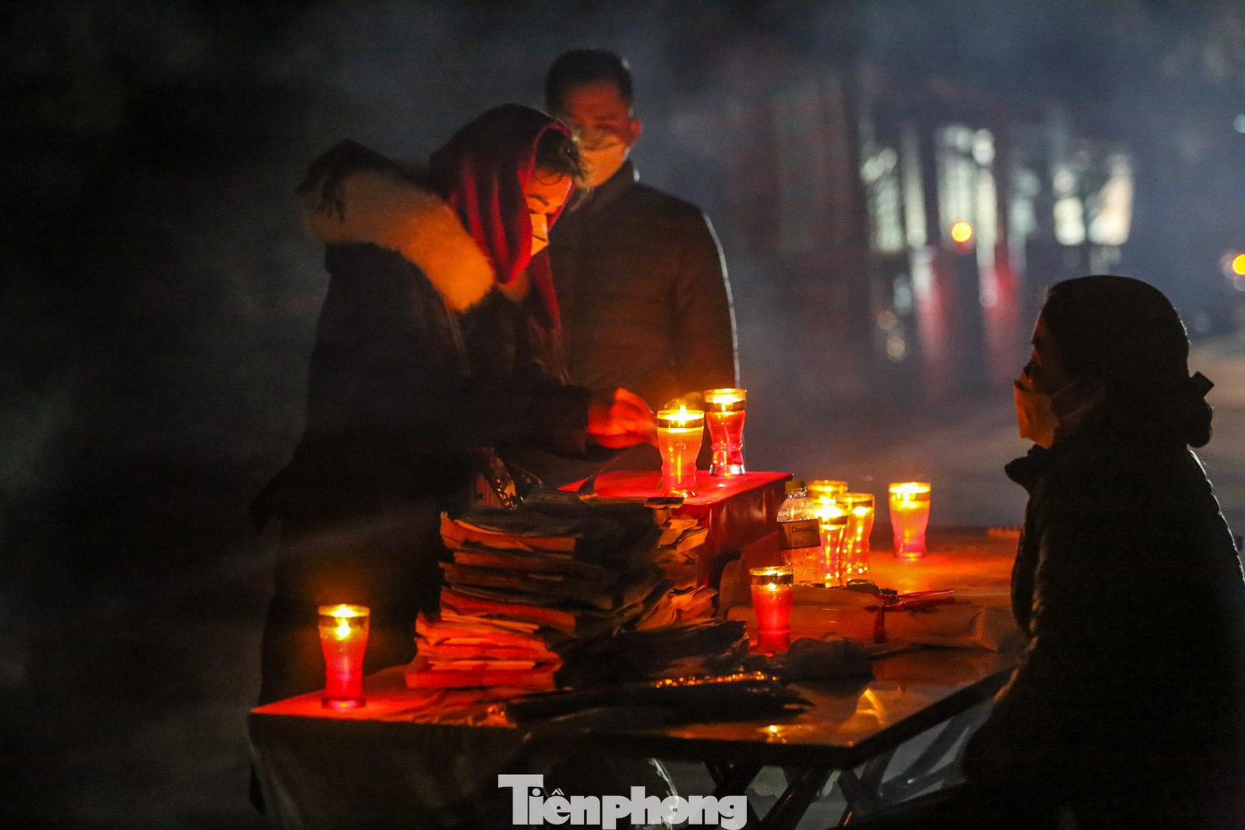 Phiên chợ dựa trên quan niệm dân gian cho rằng người dương đi chợ với người âm, cùng mua may bán rủi, những người đi chợ không dám nói cười ồn ào, vì sợ linh hồn hoảng sợ; không dám thắp đèn vì sợ gà sẽ cất tiếng gáy, làm linh hồn tan tác…