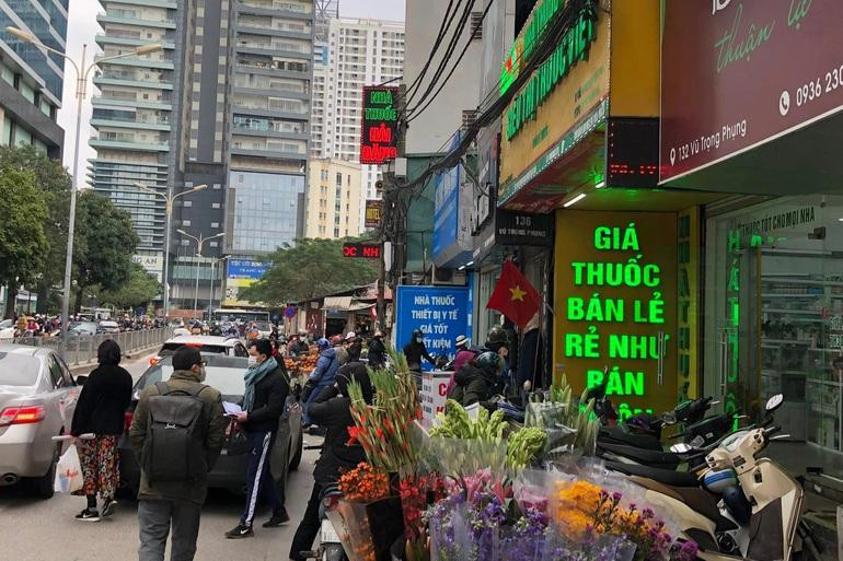 Sáng 23/2, rất đông người tập trung trước các hiệu thuốc đối diện chợ thuốc Hapulico.