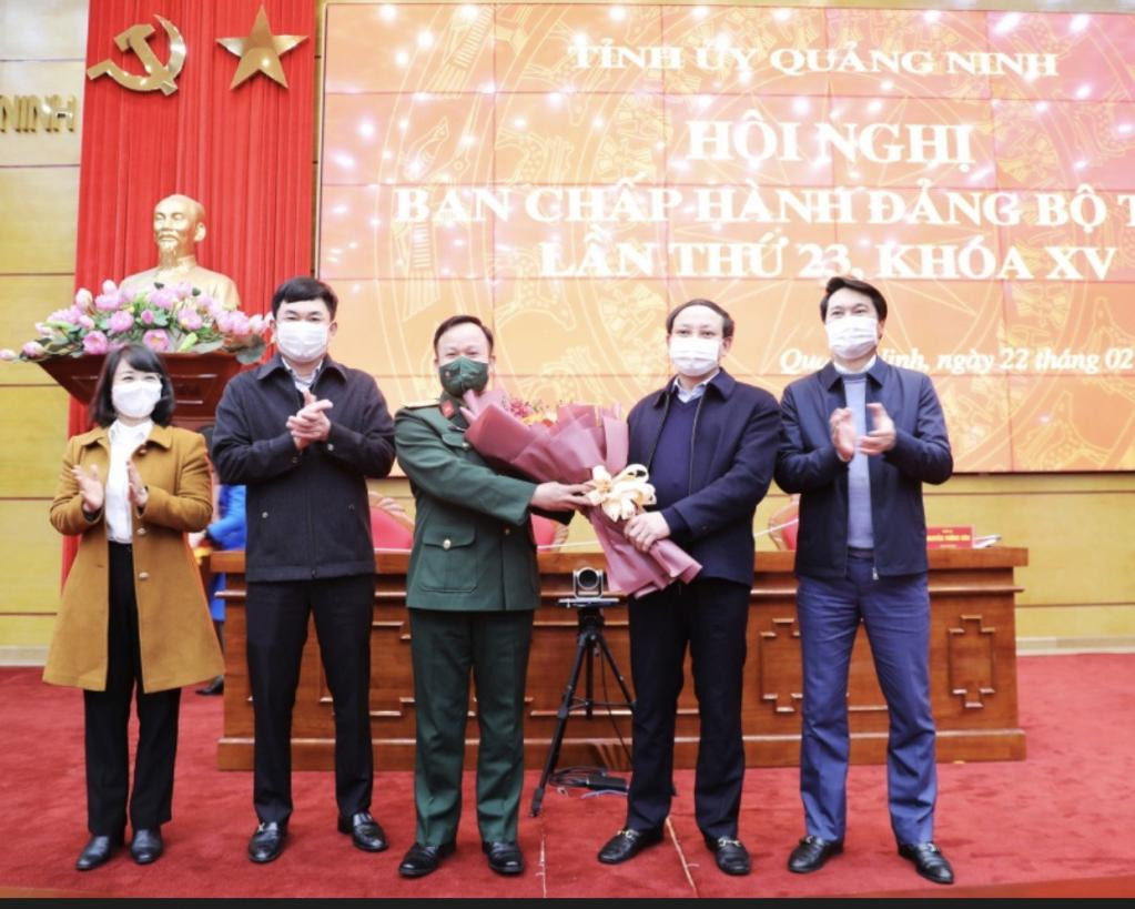 Thường trực Tỉnh ủy Quảng Ninh chúc mừng đồng chí Đại tá Khúc Thành Dư. Thường trực Tỉnh ủy Quảng Ninh chúc mừng đồng chí Đại tá Khúc Thành Dư.