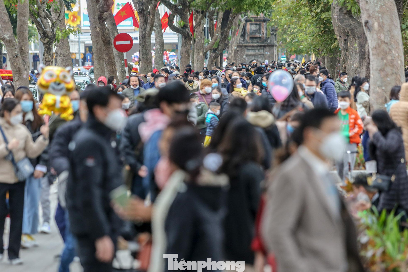 Tại đây trong ngày mùng 1 luôn đông đúc từ sáng đến tối, các con đường xung quanh hồ luôn trong tình trạng ken đặc xe.
