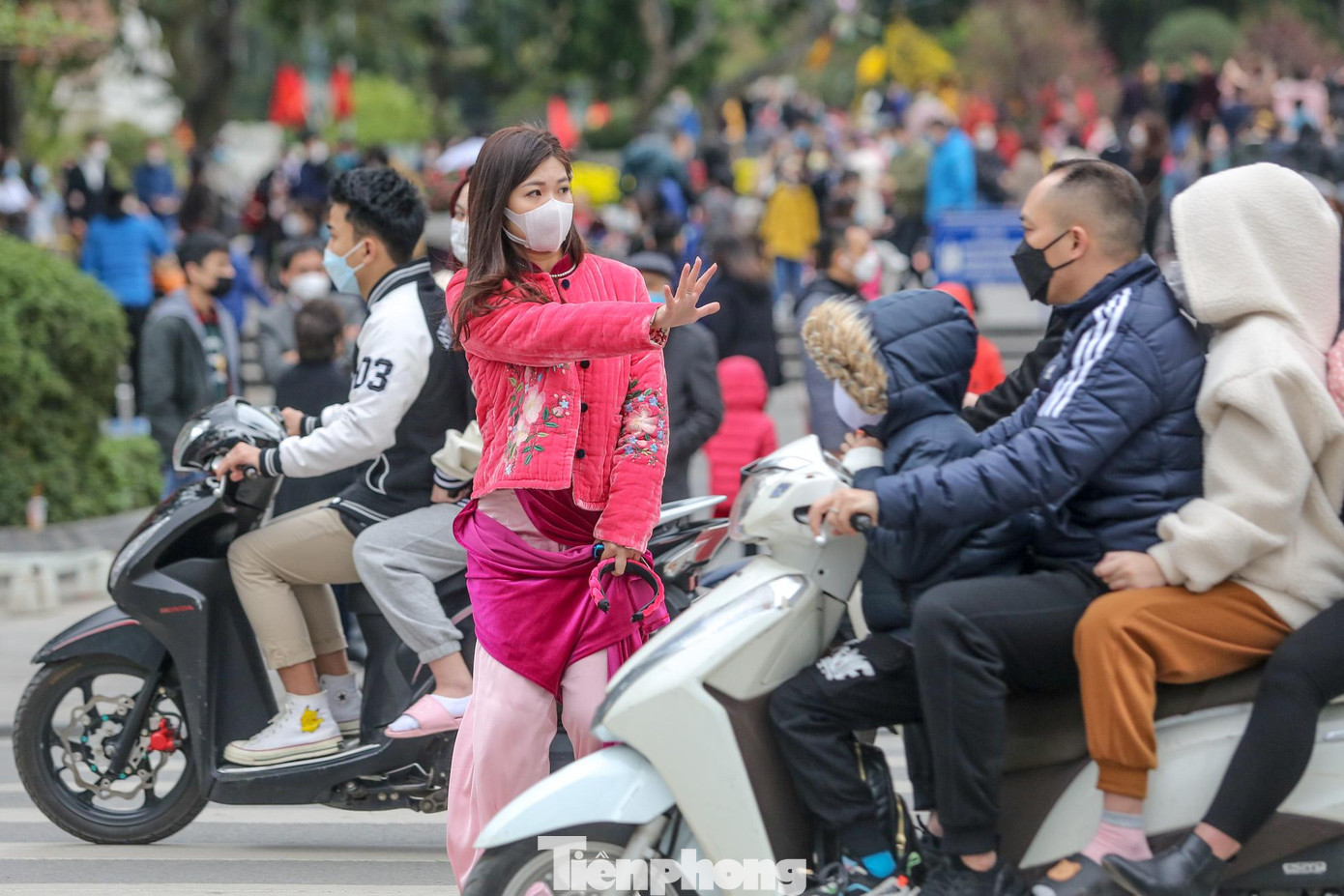 Đường đông nên chỉ có thể bước từ từ khi sang đường.