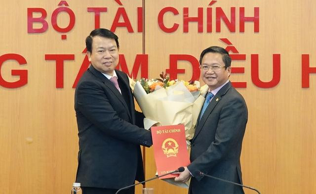 Thứ trưởng Bộ Tài chính Nguyễn Đức Chi trao quyết định và chúc mừng đồng chí Phạm Chí Thanh. Thứ trưởng Bộ Tài chính Nguyễn Đức Chi trao quyết định và chúc mừng đồng chí Phạm Chí Thanh.