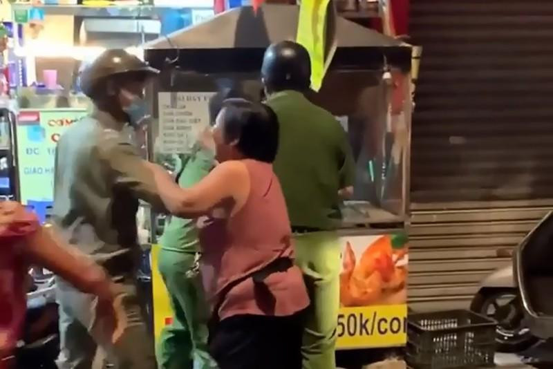 Công an sau đó có mặt vãn hồi trật tự. Ảnh chụp từ clip Công an sau đó có mặt vãn hồi trật tự. Ảnh chụp từ clip