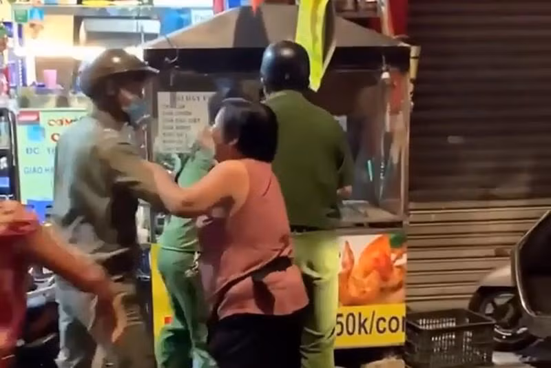 Công an sau đó có mặt vãn hồi trật tự. Ảnh chụp từ clip