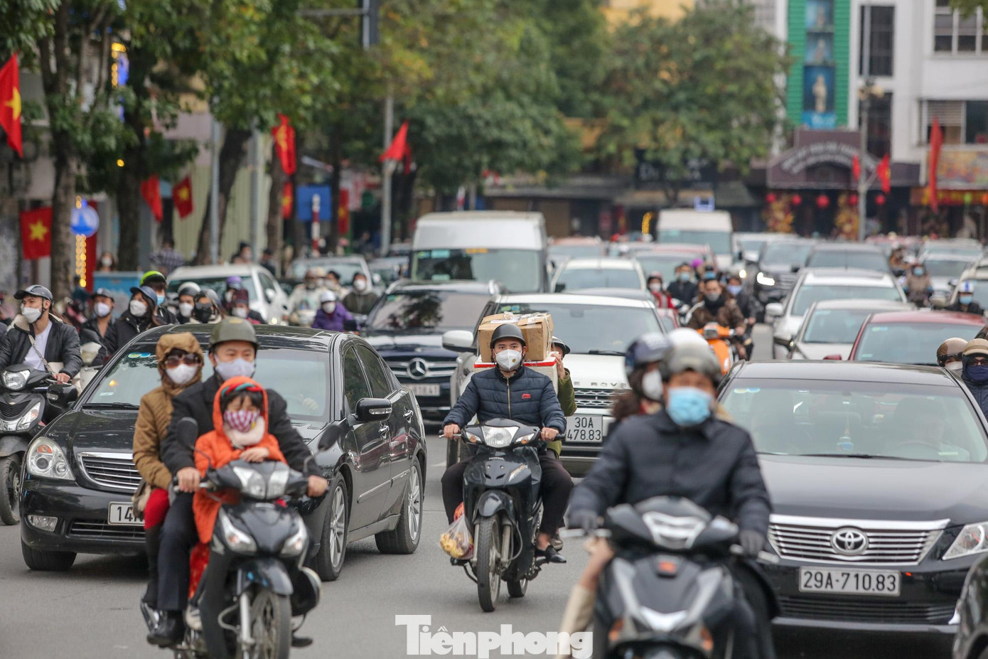 Đường quanh hồ đông đúc, các phương tiện chỉ có thể di chuyển chậm.