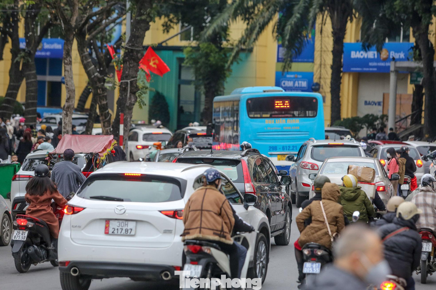 Đoạn phố Lê Thái Tổ nghẽn các phương tiện.