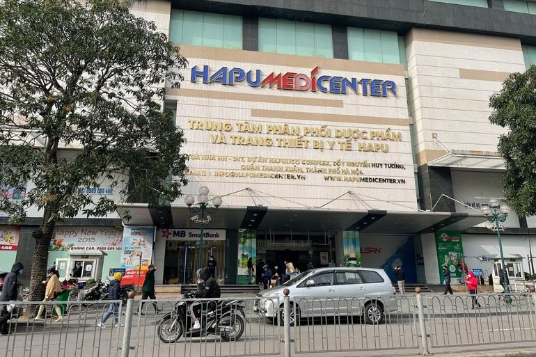 Những ngày gần đây, số lượng người đến chợ thuốc lớn nhất miền Bắc Hapulico (Nguyễn Huy Tưởng, Thanh Xuân, Hà Nội), để mua các loại thuốc chữa Covid-19 và kit test Covid-19 tăng cao.