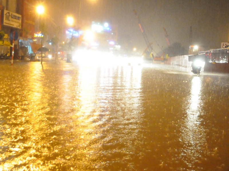 Nhiều tuyến đường như Quốc lộ 1A cũ, đường Khuất Duy Tiến, Phạm Văn Đồng, Nguyễn Trãi, Trường Chinh, Triều Khúc, Hạ Đình nhiều chỗ nước ngập sâu tới nửa bánh xe máy