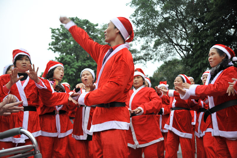 Chủ tịch CLB Yoga cười Lê Anh Sơn luôn là 'nhạc trưởng' của những tràng cười rộn rã. Yoga cười du nhập từ Ấn Độ về Việt Nam cách đây hơn hai năm, dưới sự dẫn dắt của anh Lê Anh Sơn, Chủ tịch CLB.